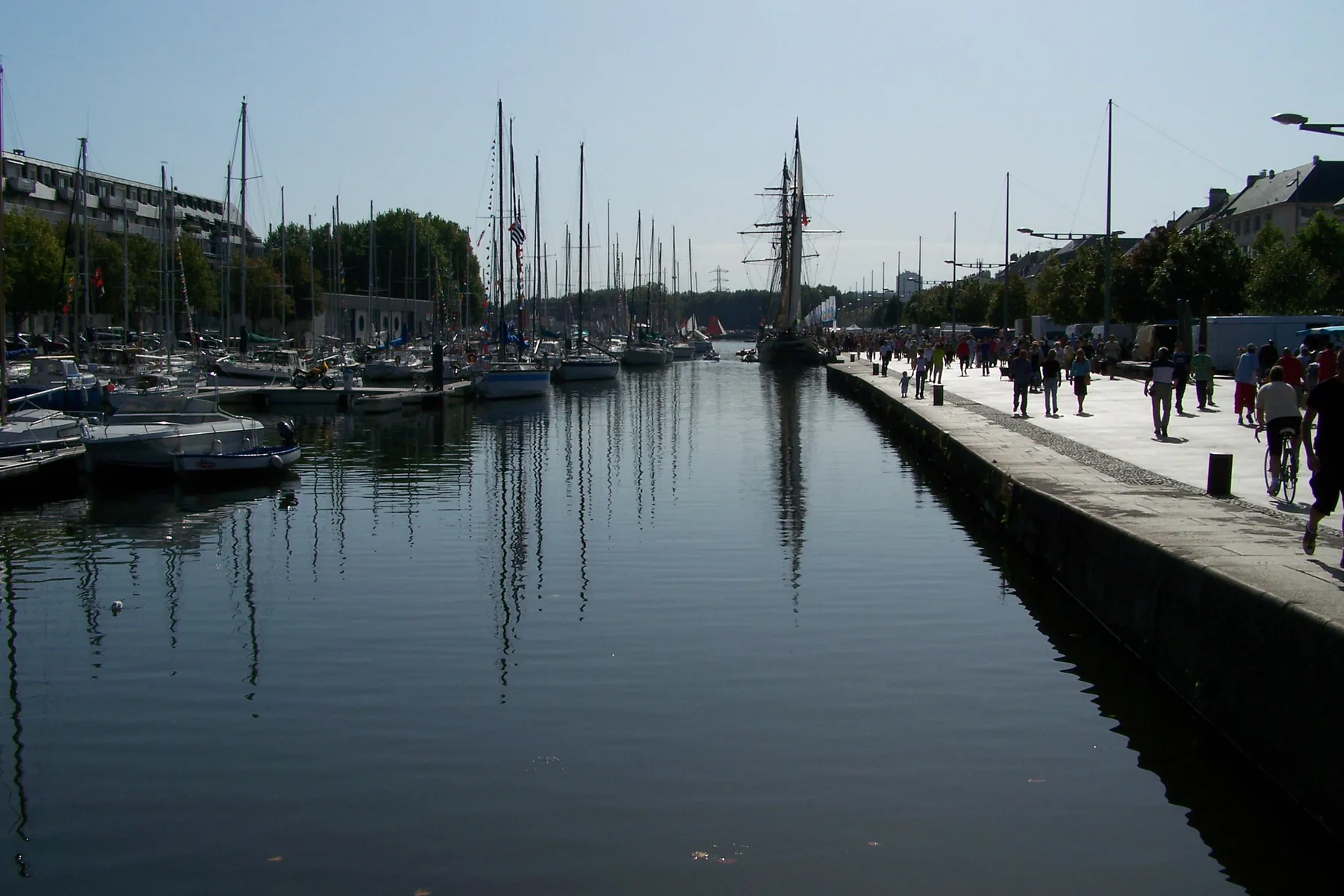 Bassin Saint-Pierre et port de plaisance au centre de Caen