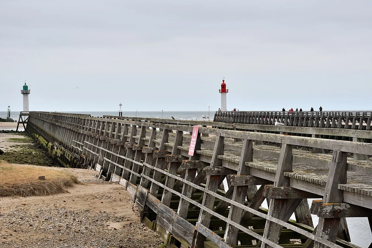 Jetée et plage de Deauville en Normandie