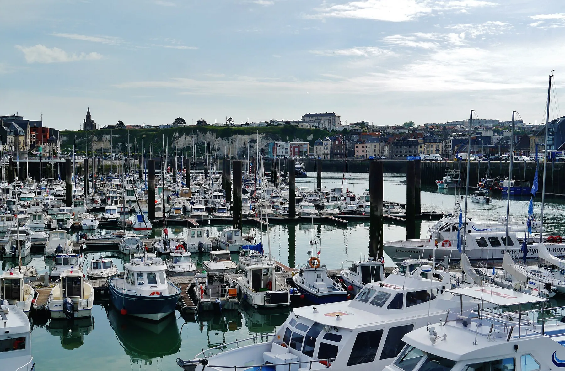 Vue sur les bassins et les bateaux du port de Dieppe