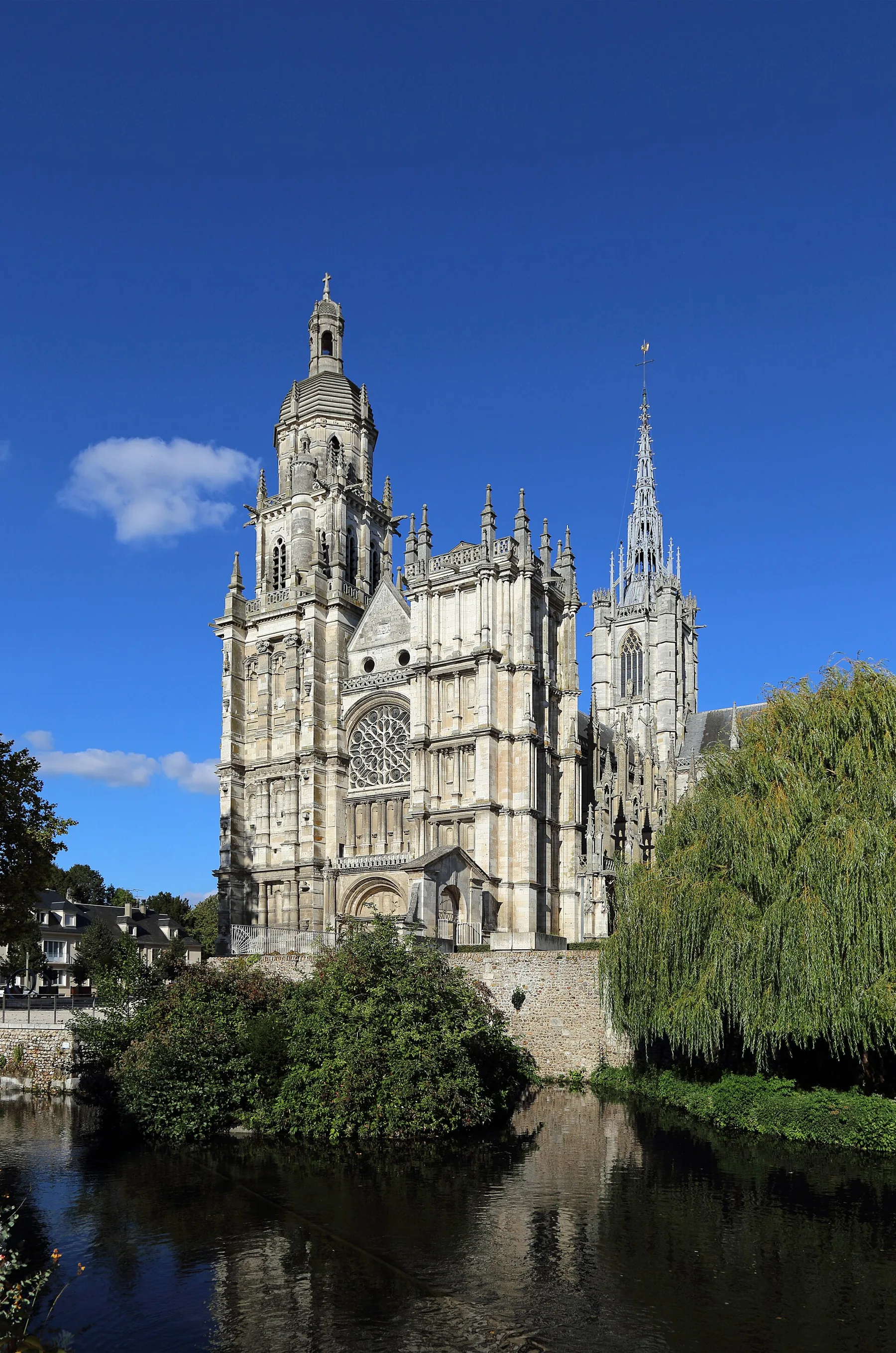 Cathédrale Notre-Dame et rivière Iton dans le centre d’Évreux