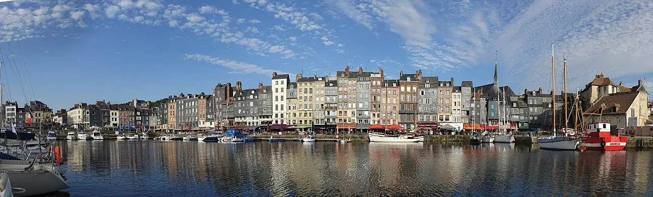 Le Vieux Bassin de Honfleur bordé de façades historiques