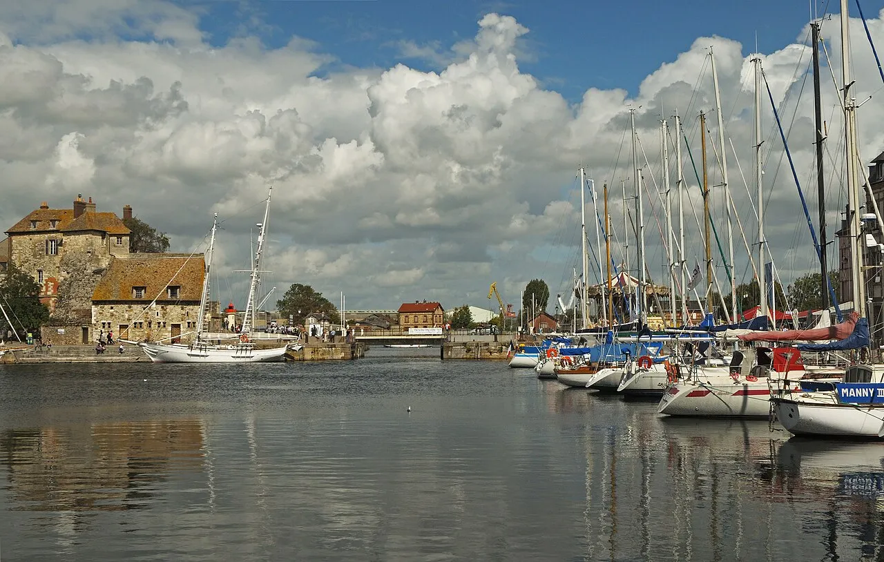 Bateaux et façades autour du Vieux Port de Honfleur