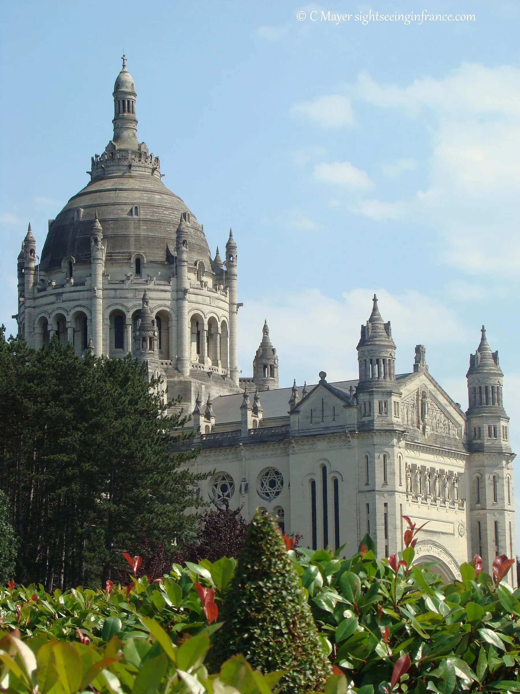 Façade de la basilique Sainte-Thérèse de Lisieux