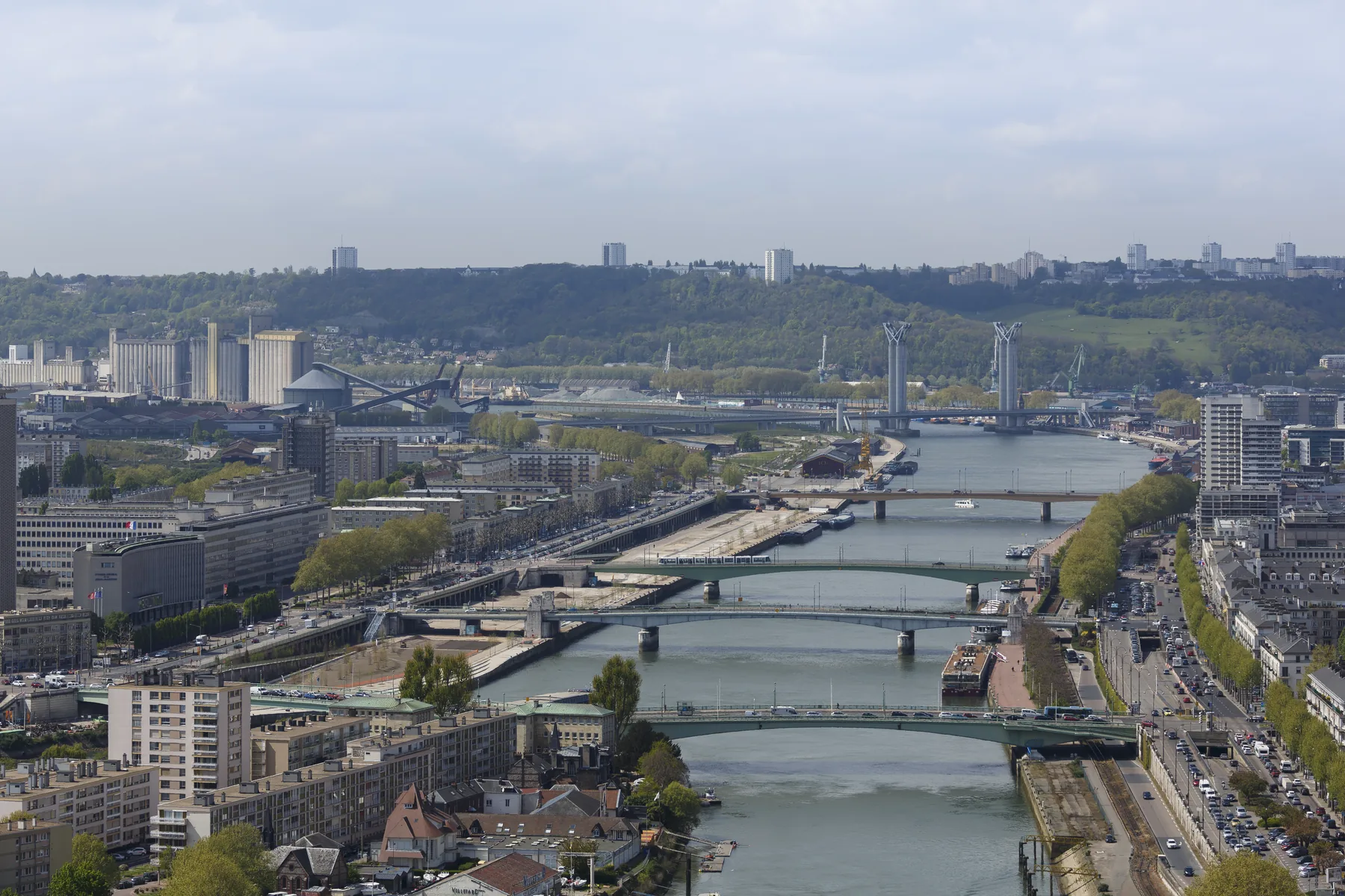 Vue panoramique de Rouen et des ponts sur la Seine